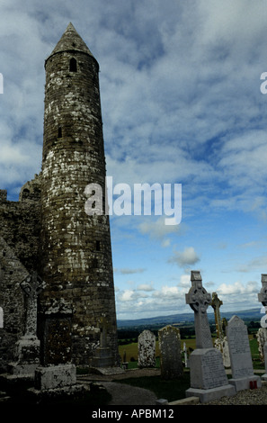 Antica torre rotonda a Rocca di Cashel, Cashel, Co. Tipperary, Irlanda impostato tra la bellissima pianura di Tipperary Foto Stock