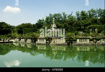 Ocean fontana nel mezzo del lago di Piazzale dell isolotto nel Giardino di Boboli, Firenze, Italia Foto Stock