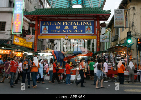 La porta del sud al coperto Petaling Street market in Chinatown Kuala Lumpur viene occupata la sera Foto Stock