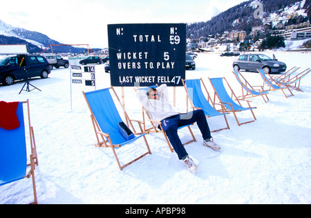 Cricket scoreboard sul lago ghiacciato, San Moritz, Svizzera Foto Stock