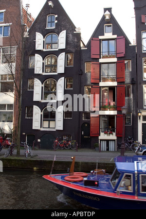 Tradizionali magazzini mercantili convertito in appartamenti di lusso in Amsterdam Olanda Foto Stock
