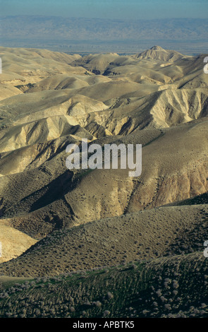 Israele Deserto della Giudea Wadi Qelt vista da una scogliera con tipiche colline nella RFT Gerico e la valle del Giordano al di là e in Giordania Foto Stock