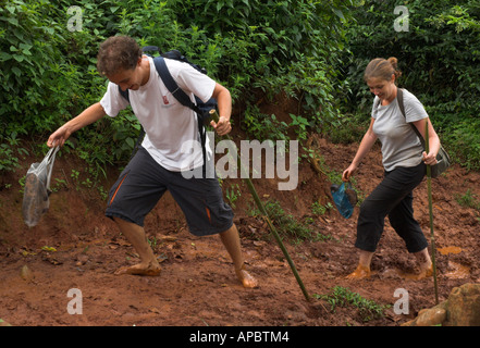 Myanmar Birmania dello Stato di Shan area Shabin due escursionisti occidentali lottando per il monsone di fango Foto Stock