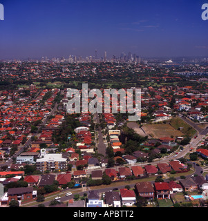 Vista aerea ovest per il sud della periferia della città con la Opera House di Sydney a destra e al centro città in lontananza Australia Foto Stock