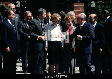 Presidente sovietico Mikhail Gorbachev raggiunge per primo il presidente statunitense Ronald Reagan la mano. Foto Stock