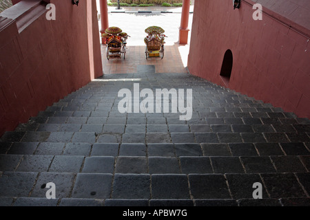 Due trishaws appoggiata dal sole caldo in Malacca Malaysia La trishaws sono principalmente utilizzati per il trasporto di turisti in giro per la città Foto Stock