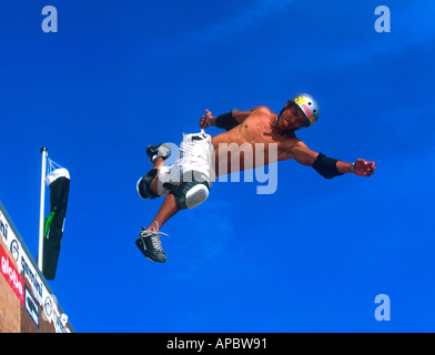 Mid-aria azione di skateboard stunt, Sergi Ventura al Rip Curl Board Masters, Newquay, Regno Unito Agosto 2001 Foto Stock