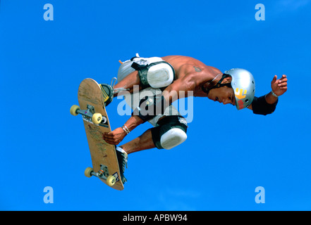 Mid-aria azione di skateboard stunt, Sergi Ventura Foto Stock