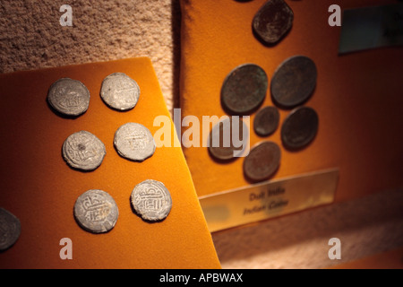 Di vecchie monete con caratteri arabi sul display a Malacca Muzeum Malaysia Foto Stock