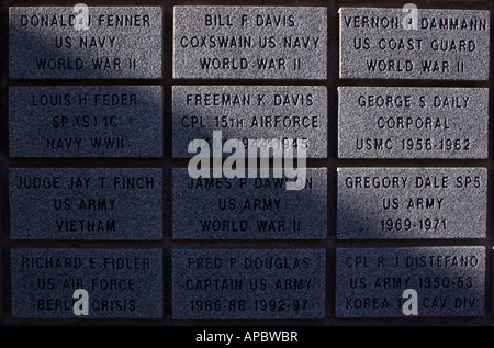 Memorial tablest presso la parete dei veterani di onore in Bella Vista, Ark. Foto Stock