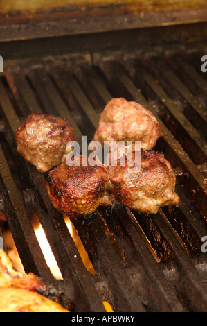 Mini hamburger cottura alla griglia Foto Stock