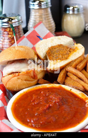 Polpette con sandwich di sottomarino in una pizzeria Foto Stock