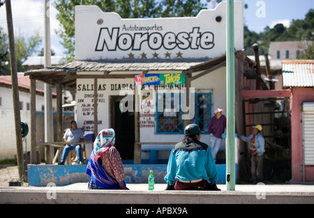 Il Noroeste alla stazione degli autobus in Creel Messico offre il trasporto a copertura di Tarahumara Sierra una popolare destinazione turistica Foto Stock