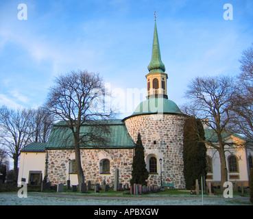 Chiesa di Bromma di Stoccolma, Svezia, è stato costruito nel XII secolo ed è uno di Stoccolma gli edifici più antichi. Foto Stock