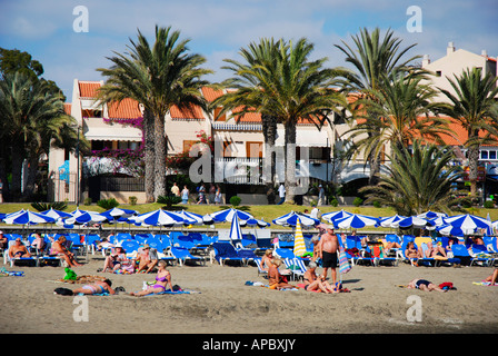 Playa de las vistas a Los Cristianos, isola di Tenerife, è considerata una delle migliori spiagge delle isole Canarie, Spagna. Foto Stock