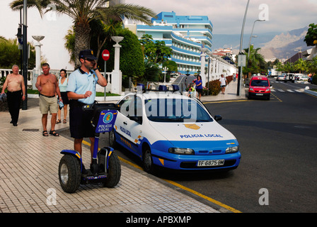 Lo spagnolo funzionario di polizia su un segway di Los Cristianos, Tenerife, Spagna. Foto Stock