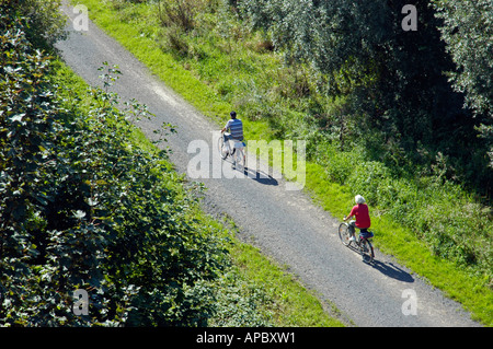 I ciclisti nella Valle Weser vicino Porta Westfalica, Foresta Turingia, Nord Reno-Westfalia, Germania Foto Stock