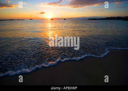 Tramonto su Playa de las vistas a Los Cristianos, Tenerife, in una delle migliori spiagge delle isole Canarie, Spagna. Foto Stock