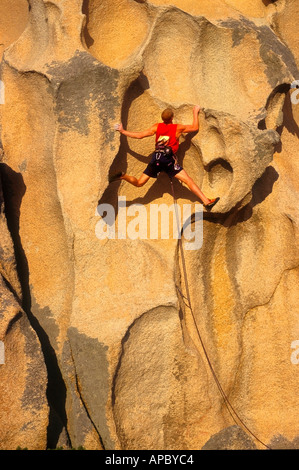 Free climbing di Roccapina, Corsica, Tim Emmett si arrampica L'elefante 6b Foto Stock