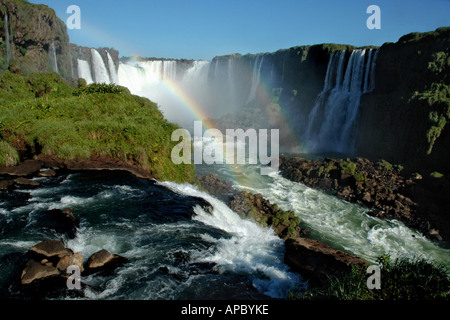 Le Cascate di Iguazu al confine tra Argentina e Brasile: Cascades in 'di mali di gola' e rainbow Foto Stock