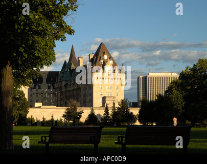 Sun impostazione sul Chateau Laurier Foto Stock