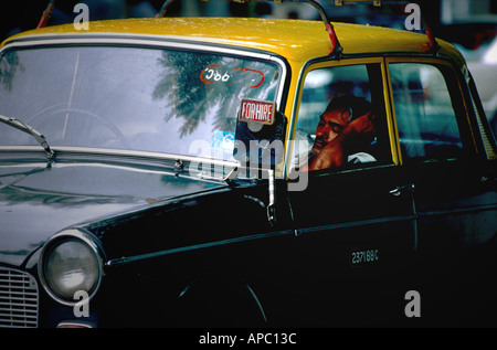 Un tassista in Mumbai India attende una tariffa Foto Stock