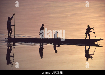 Piroga piroga a Sunrise Congo Zaire River D R Congo Africa centrale Foto Stock