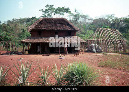 Due Piani Casa di fango D R COngo Zaire Africa centrale Foto Stock
