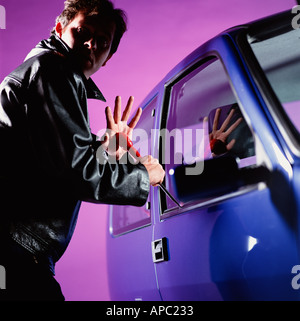 Ladro di auto, rompendo in veicolo privato con un cacciavite, disonestà, furto, criminalità, auto il sollevamento, sospetto, rapina, Foto Stock