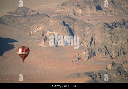 Mongolfiera Volare sopra Wadi Rum durante il rally a palloncino Foto Stock