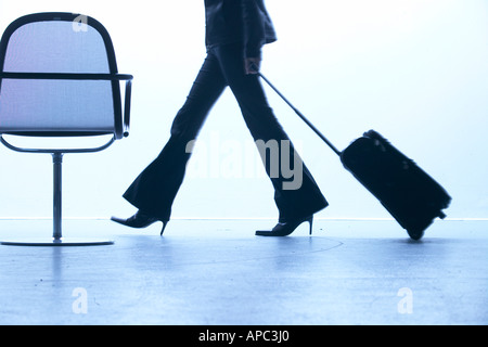 Imprenditrice con il carrello in una sala di attesa Foto Stock
