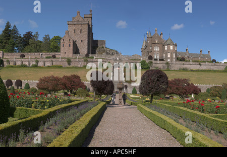 Drummond Castle e giardini vicino a Crief, Perthshire Scozia, Settembre grande PANORAMA CUCITO Foto Stock