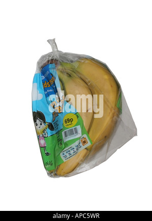 Grappolo di banane avvolti in inutili imballaggi in plastica Foto Stock