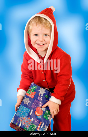 Un ragazzino in veste di Babbo Natale Foto Stock