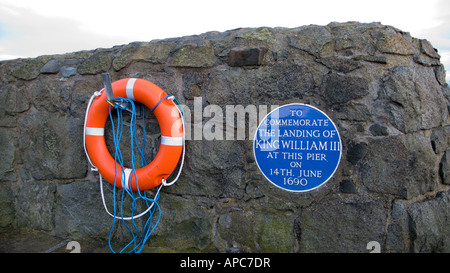 La placca indicante il luogo di atterraggio del 14 giugno 1690, del re Guglielmo III, Carrickfergus, County Antrim, Irlanda del Nord Foto Stock