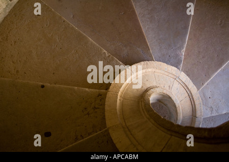 Scala a spirale del chiostro principale nel convento dei Templari di Cristo a Tomar, Portogallo. Patrimonio Mondiale UNESCO Foto Stock