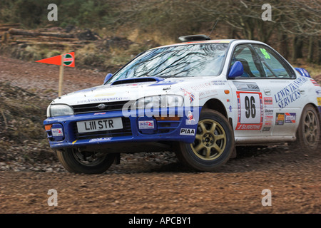 Robert Powell e Nigel Allen competere nel 2006 Wyedean nel Rally di una Subaru Impreza Foto Stock