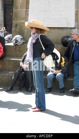Donna che indossa un grande cappello Foto Stock