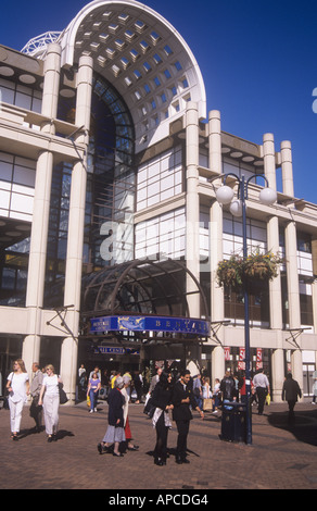 Gli amanti dello shopping da Bentall Shopping Centre, Clarence Street, Kingston upon Thames, Surrey, England, Regno Unito Foto Stock