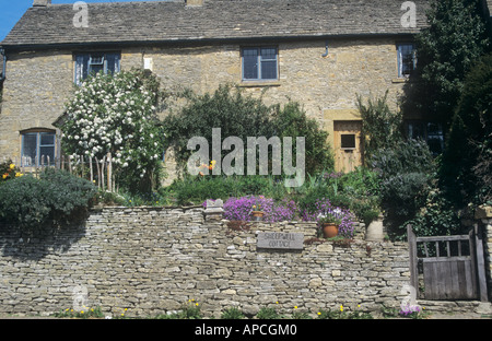 Tipico Cotswold cottage in pietra a Naunton, vicino Stow-su-il-Wold, il Costwolds, Gloucestershire, England, Regno Unito Foto Stock