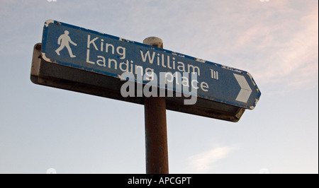 Cartello che indica il luogo di atterraggio del 14 giugno 1690, del re Guglielmo III, Carrickfergus, County Antrim, Irlanda del Nord Foto Stock