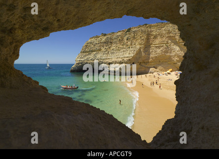 Il Portogallo, Algarve, Praia do Carvalho spiaggia vicino a Carvoeiro con barca per gite Foto Stock