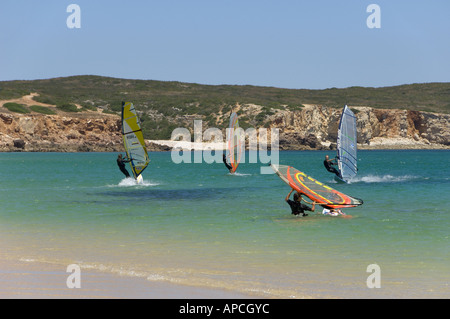 Gli appassionati di windsurf alla spiaggia di Martinhal Algarve Portogallo Foto Stock