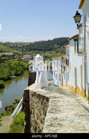 Mertola, Street, cinta di mura e la Torre dell Orologio Foto Stock