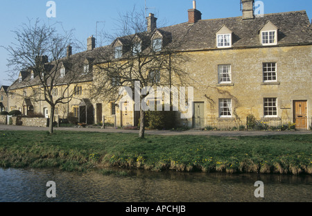 Cotswold tipiche case in pietra a Lower Slaughter, vicino Stow-su-il-Wold, il Costwolds, Gloucestershire, England, Regno Unito Foto Stock