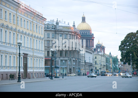 Una vista dalla Piazza del Palazzo a San Pietroburgo con la cupola di San Isaacs nella distanza Foto Stock