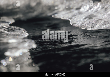 Ghiaccio in fusione sul flusso di fiume Foto Stock