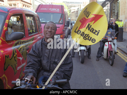 Anti Nazi League protester prendendo parte a anti-razzismo protesta Londra Foto Stock