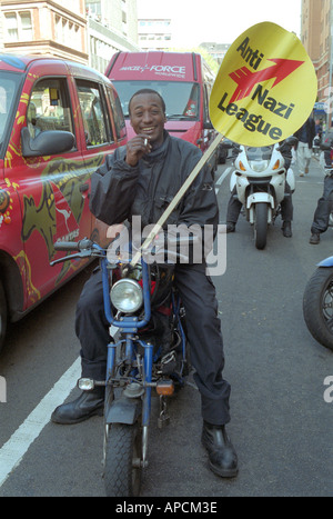 Anti Nazi League protester prendendo parte a anti-razzismo protesta Londra Foto Stock