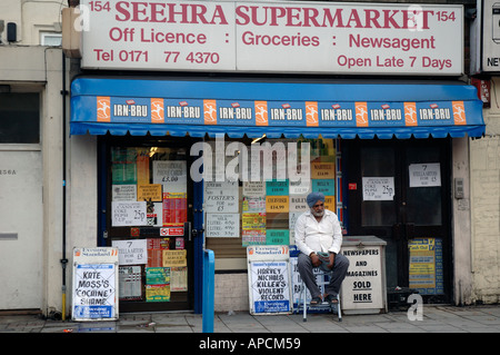 Piccolo supermercato indiano edicola e licenza off nel sud di Londra. Foto Stock